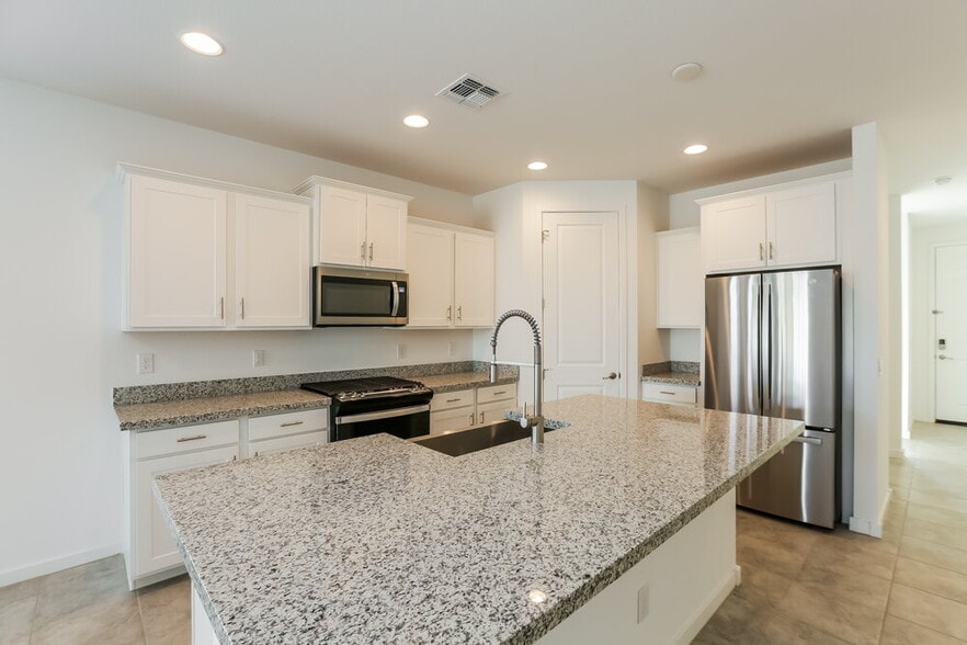 Building Photo - 17484 W Sunnyslope Ln