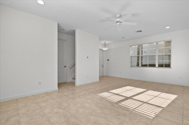 Building Photo - 556 Tomahawk Ct