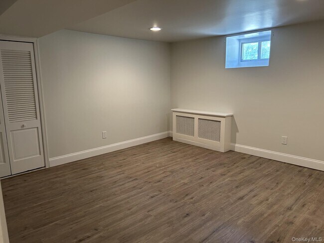 Building Photo - 15 Maple St