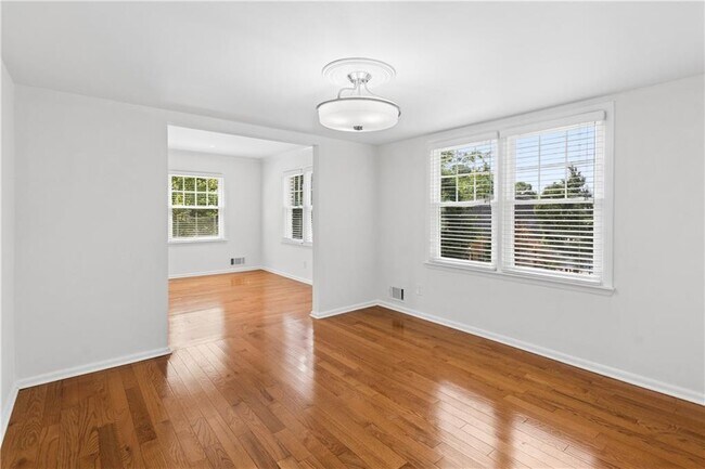 Building Photo - 800 Glenairy Dr NE