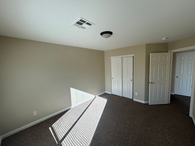 Building Photo - Townhome with garage