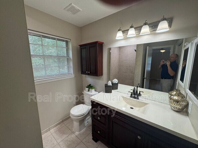Building Photo - 408 Woodland Ct NE