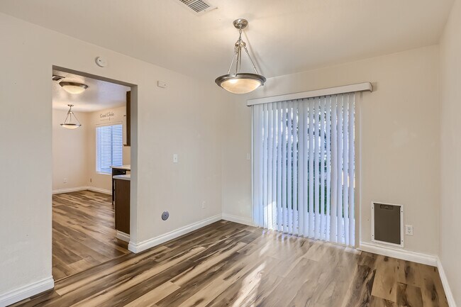 Dining Area - 5120 Perth St