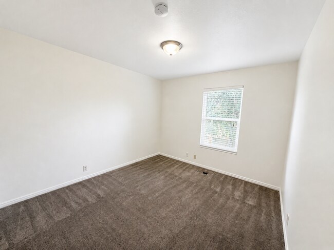 Building Photo - Spacious 5-Bedroom Sandy Home with Large Fenced Yard