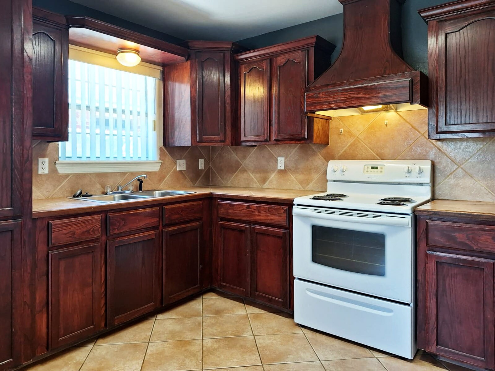 Building Photo - 2118 Aruba Dr
