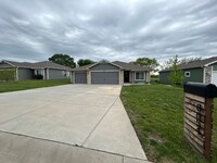 Building Photo - 4 Bed Single Family Home- East Side!