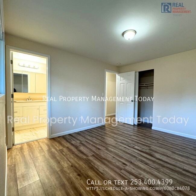 Building Photo - Charming and Updated 3 bed, 1.5 Bath Duple...