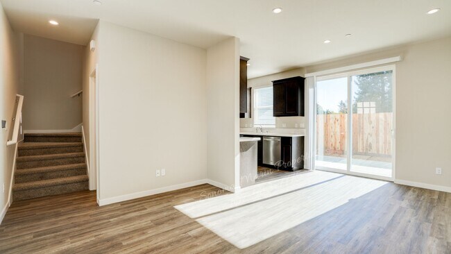 Building Photo - 542 Trisha Ln