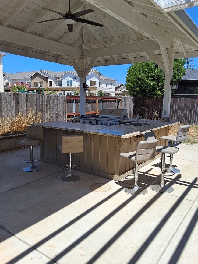 Building Photo - 4 bed / 2 bath with outdoor entertaining area