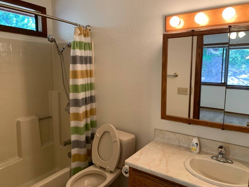 Building Photo - 804 Torrance St