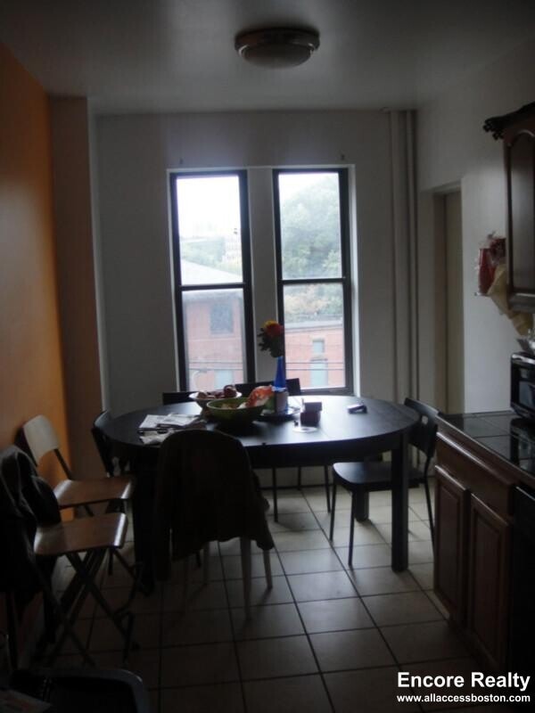 Building Photo - 448 Park Dr