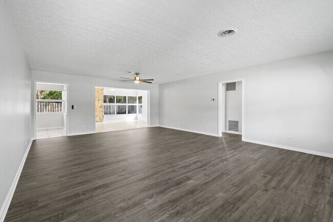 Building Photo - Beautifully maintained 2-bed/2-bath single-family residence is available for rent in one of West ...