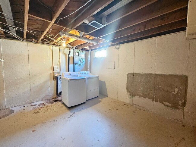 Building Photo - $1,700 - 2 Bed / 1 Bath Charming Rancher H...