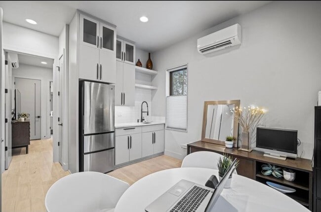 Building Photo - FREEUNFURNSHED OR FULLY FURNISHED one bedr...