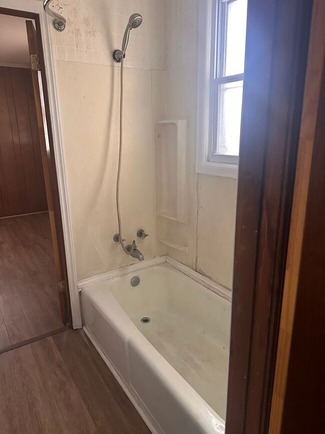 Building Photo - 1124 Erskine Rd