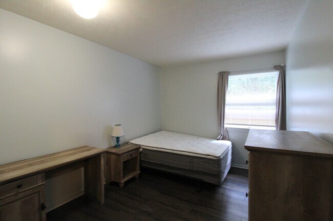 Building Photo - 1212 Mountain View Dr