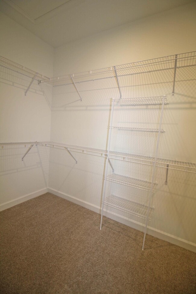 Building Photo - 14050 SW Thorens Dr