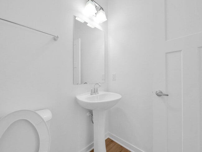 Building Photo - Modern 3 Bed, 2.5 Bath Condo – Spacious, S...