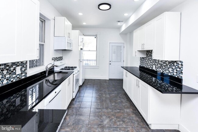 Building Photo - 104 R St NE