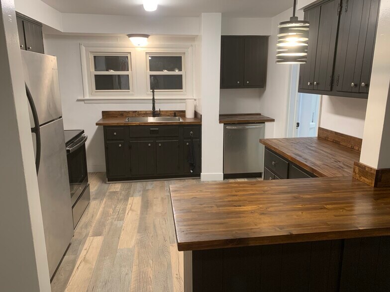 Kitchen - 1845 King Ave