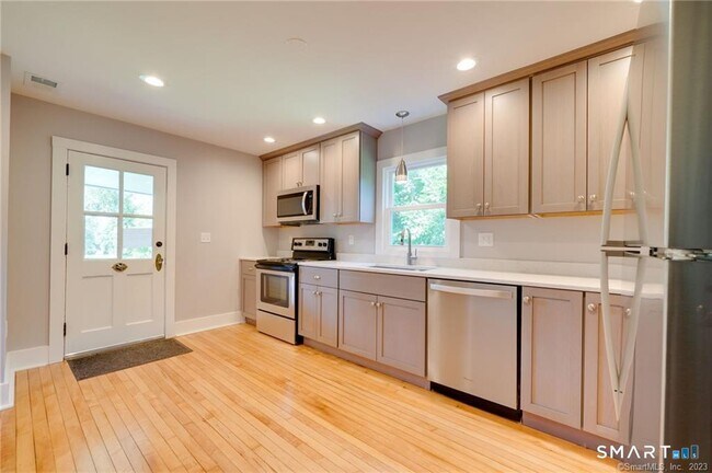 Building Photo - 157 River Rd