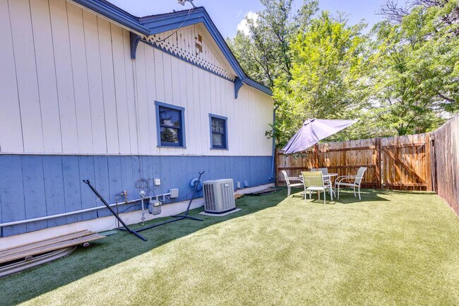 Building Photo - 619 N Corona St