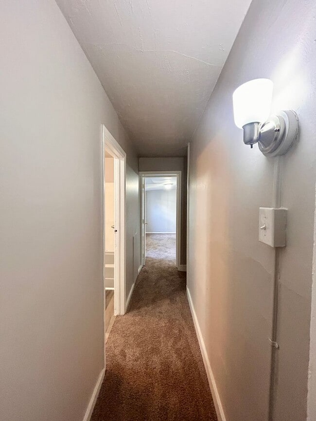 Building Photo - 539 1/2 Green St – 3 Bed, 1 Bath Home in L...