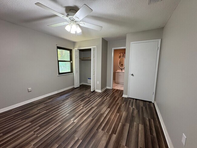 Building Photo - 720 Thornwood Way