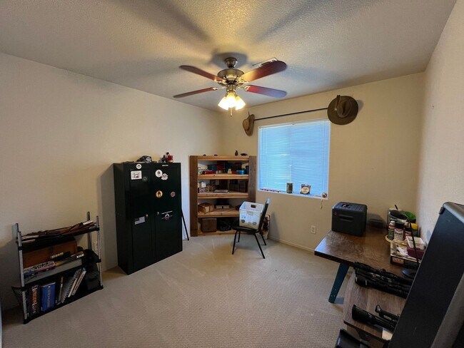 Building Photo - 3 BEDROOM IN WILDFLOWER!