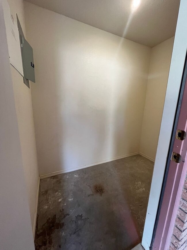 Building Photo - 2 Bedroom/2Bath Duplex Apartment