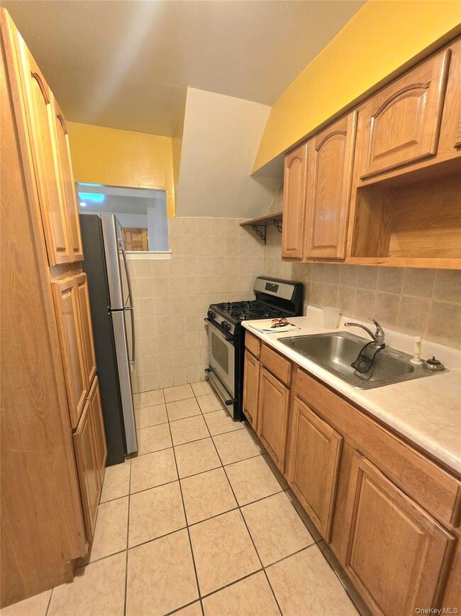 Primary Photo - 566 E 82nd St