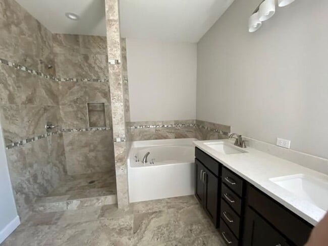 Building Photo - 3 Bedroom Brick Home with Modern Finishes!