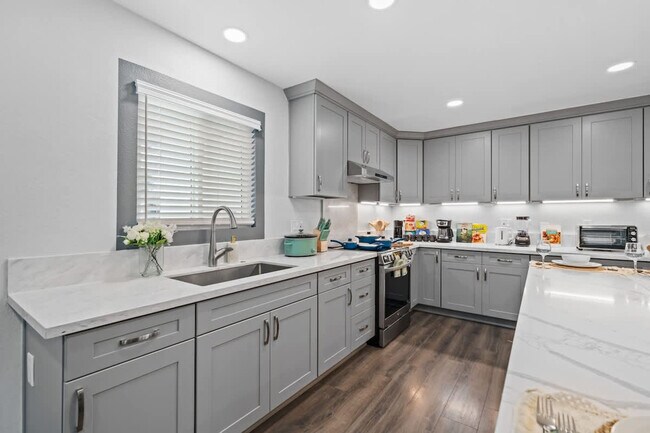 Building Photo - 10983 Parkdale Ave