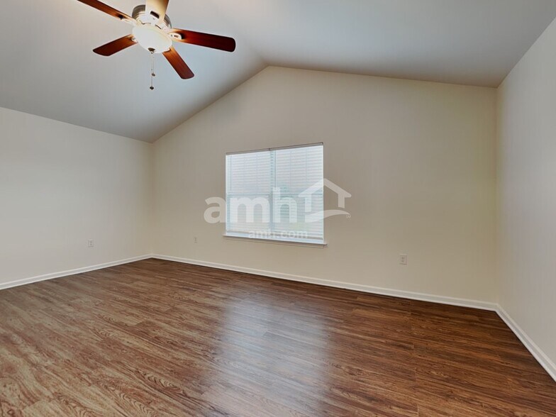 Building Photo - 1524 Eastway Dr