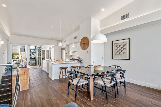 Building Photo - Modern 3 Bedroom, 3 Bathroom Furnished Condo at Makalii in Wailea