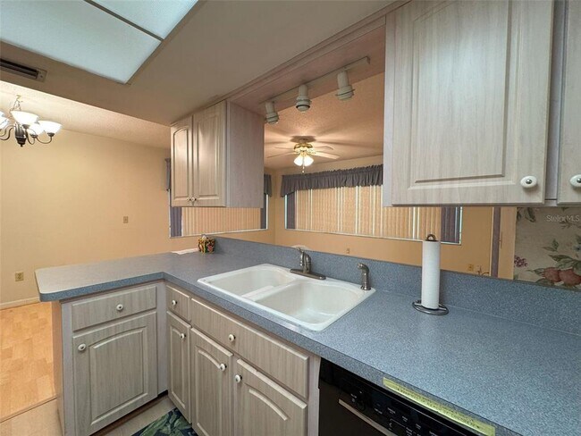 Building Photo - 1050 Bloomfield Dr