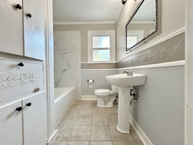Building Photo - Charming Three Bedroom Home in a Highly Desirable Neighborhood