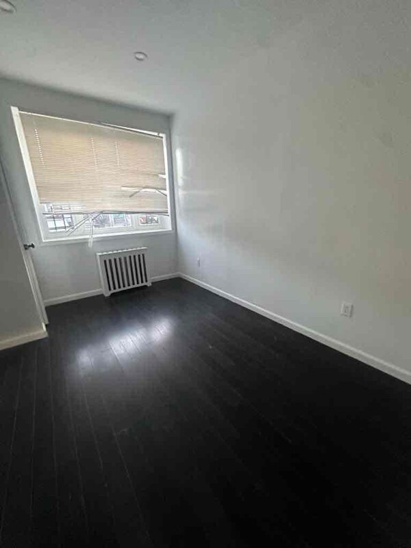 Building Photo - 943 E 214th St