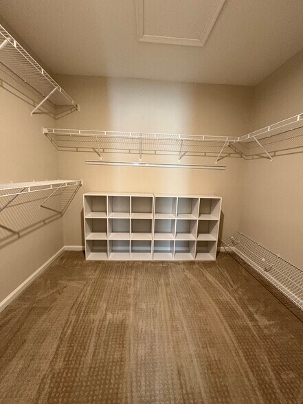Building Photo - 906 Blue Meadow Dr