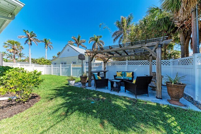 Building Photo - Furnished/Unfurnished ** Annual Rental ** Available 5/1/26 ** 4 Bed/2 Bath Single Family Home ** ...