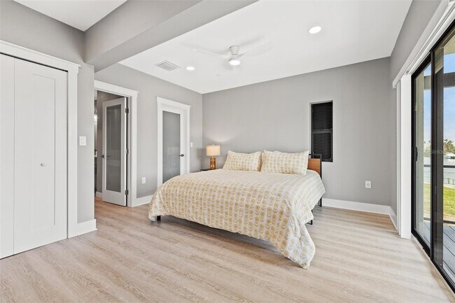 Building Photo - 12400 Capri Cir N