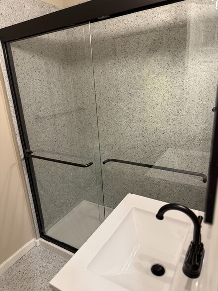 Building Photo - Room in Apartment on Liberty St