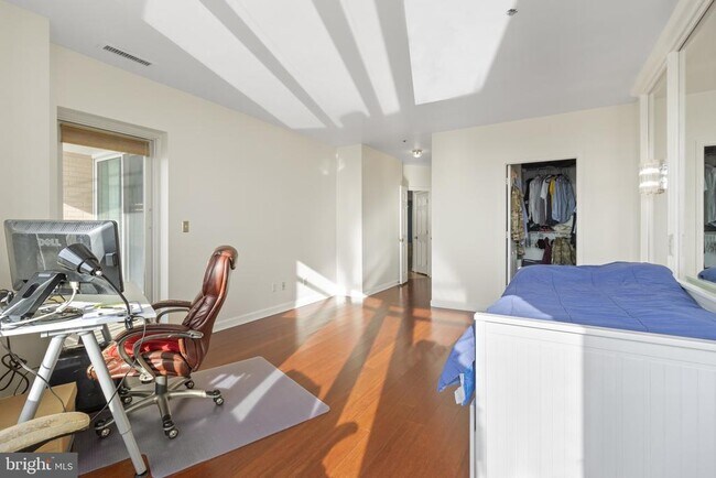 Building Photo - 100 Harborview Dr