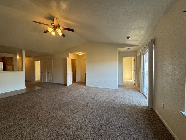 Building Photo - 3 Bed 2 Bath Duplex To Include Single Car ...