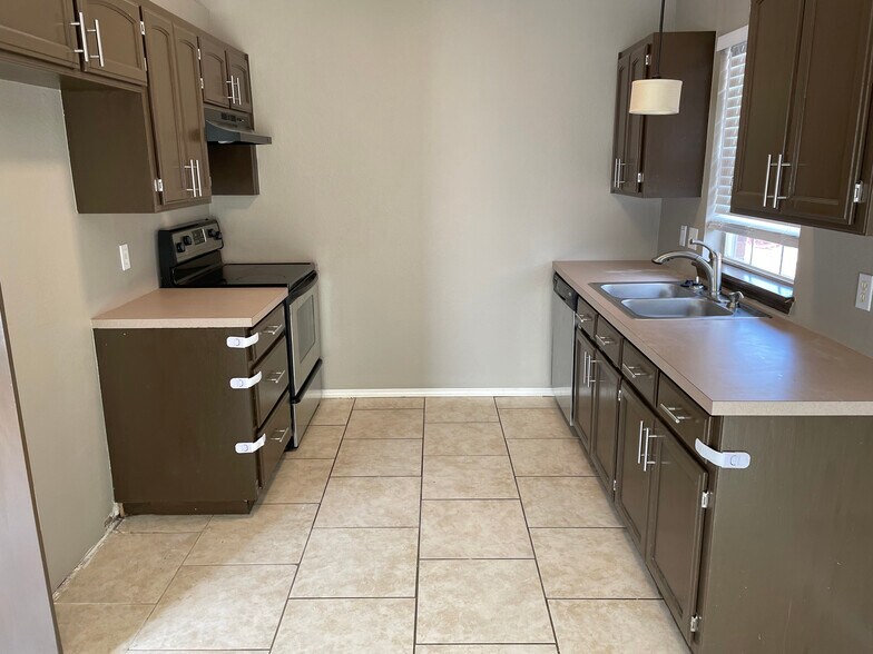 Kitchen - 1424 Jordan Cir
