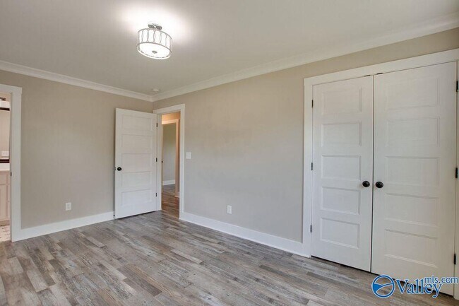 Building Photo - 213 Drake Ave SW