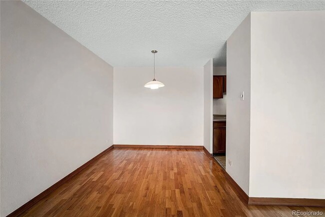 Building Photo - Beautiful One Bedroom Condo!