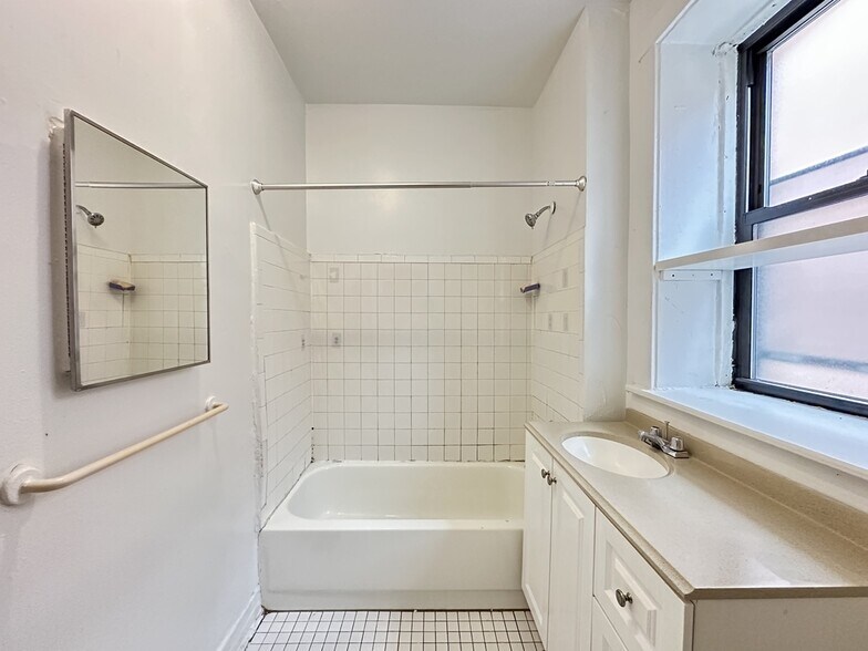 Building Photo - 824 W Waveland Ave