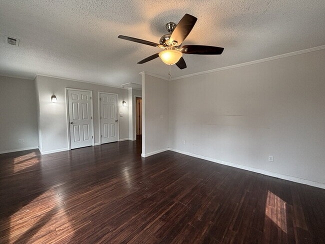 Building Photo - 117 Alma Dr