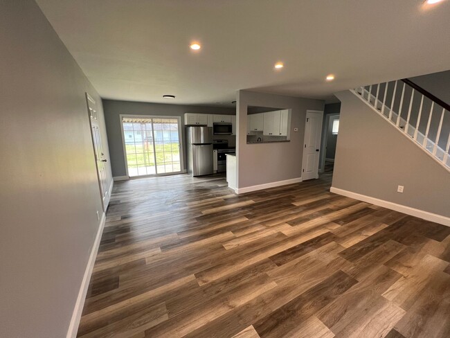 Building Photo - Renovated 4 bed 2 bath single home in levi...